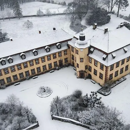 Private In Historic Castle From 1608 With Tenniscourt アパート *