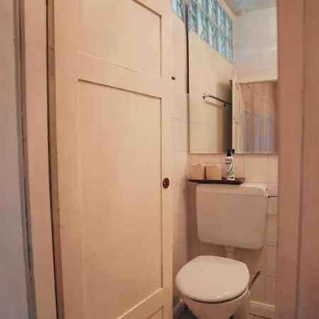 Private In Historic Castle From 1608 With Tenniscourt アパート
