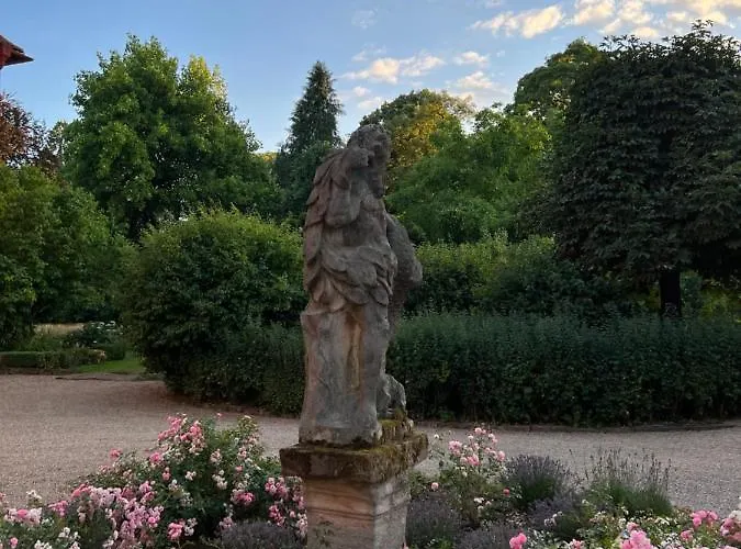 Апартаменты Private In Historic Castle From 1608 With Tenniscourt Zeitlofs