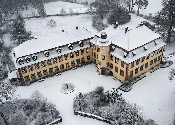 Private In Historic Castle From 1608 With Tenniscourt Apartamento *